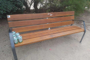 Un banc amb llaunes de cervesa.