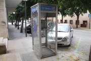 La cabina telefònica de model tancat més antiga de Catalunya, situada a Tarragona.