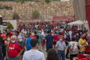 Imatge de l'afició del Nàstic als voltants del Nou Estadi.