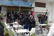 Celebració del tercer premi de la rifa de Nadal a Calella.