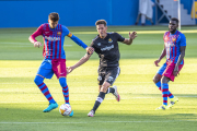 Gerard Piqué intenta aturar a Edgar Hernández durant el Barça-Nàstic.