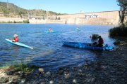 Imatge dels participants a la Marxa dels Sediments entrant al riu Ebre amb els caiacs per baixar fins a Flix des del pantà de Riba-roja d'Ebre.