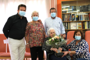 El alcalde de Cambrils visitó a la abuela centenaria en la residencia Bajo Campo.