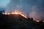 Imatge nocturna d'un incendi al massís de Montgrí.