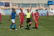 L'àrbitre expulsant a Manu García en el partit de San Fernando.