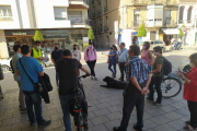 Imatge dels representants de les entitats juntament amb tècnics de l'Ajuntament i de l'empresa encarregada de la redacció del pla.