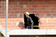 Un membre dels equips de rescat en l'ensorrament de l'edifici de Peñíscola.