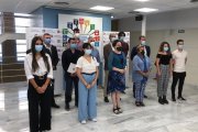 Imatge dels i les sis estudiants, amb la rectora de la URV, la degana de la Facultat de Química i representants de les sis empreses participants.
