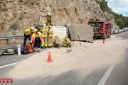 Els Bombers han rescatat el conductor del camió.