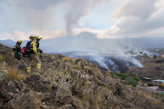 La lava manando del volcán de La Palma.