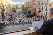 El pregó es va fer amb públic assegut en cadires a la plaça de la Font que, a diferència de l'any passat, no va tenir tants seients buits.
