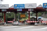 Dos cotxes i un camió passant pel peatge del Túnel del Cadí, a la carretera C-16 i al tram de la Cerdanya, en el primer dia que es recupera la mobilitat amb la Catalunya Central.