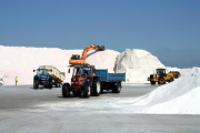 Les màquines i els tractors treballant en la recollida de sal a les Salines de la Trinitat.