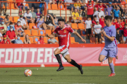 Robert Simón recorre la banda dreta en el transcurs del partit que el Nàstic ha disputat aquesta temporada al Nou Estadi contra el Barcelona B (1-0).