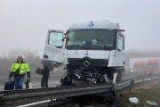 Pla general d'un dels camions implicats en l'accident.