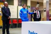 Sergi Barjuan al centre de la imatge acompanyat per Joan Laporta.