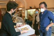 Un client que compra panellets a la Pastisseria Palau de Tarragona.