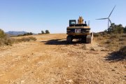 Una màquina excavadora a la zona on es construeix el parc eòlic la Collada II al Perelló, tot i que la llicència d'obres està exhaurida.