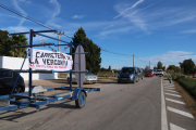 Imatge dels vehicles que han participat a la marxa lenta, que obria un remolc amb una pancarta amb el lema 'La carretera de la vergonya'