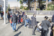 Molts infants i els seus pares esperant a la cua del carrer General Moragues per tal d'accedir al recinte de l'acte, ahir.