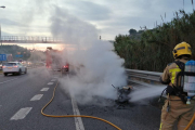 Imatge de Bombers apagant el vehicle incendiat.
