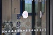 La porta amb les lletres HI a l'entrada de les noves consultes externes de l'Hospital Infantil de Vall d'Hebron.