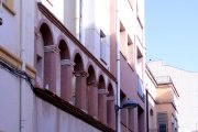 Façana posterior de la casa i del carrer Sant Roc de Roquetes on es va precipitar la víctima mortal.