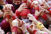 Pla tancat d'un casteller amb mascareta durant la primera actuació dels Castellers de Lleida des de l'inici de la pandèmia.