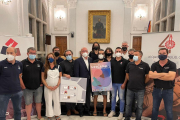 Foto de família amb els representants de les colles participants en la diada amb l'alcalde i el regidor de Cultura després del sorteig.