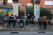 L'Escola de les Aigües, amb pares i alumnes esperant a la porta.