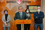 El portaveu d'ERC Tortosa, Xavier Faura, amb representants de l'executiva local.