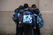 Ungrup de nens abans d'entrar a l'escola.