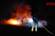 Un bomber treballant en l'incendi.