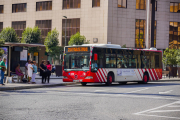 Imagen de archivo de un autobús de la EMT en una de las paradas de la plaza Imperial Tarraco.