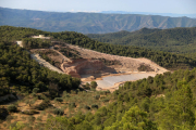 Panoràmica de la primera de quatre cel·les que es construeix a l'abocador de Riba-roja d'Ebre.