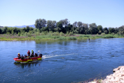 Una embarcació dels bombers buscant el cos del jove desaparegut al riu Ebre, a Benissanet.