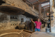 Froilà Boronat Rovira
mostra la premsa de
lliura de Cal David, la casa
familiar a Salomó.