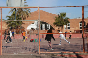 Alumnes de l'institut de secundària Camí de Mar de Calafell jugant al pati.