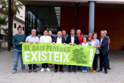 Els alcaldes del Baix Penedès en la protesta feta davant l'Hospital Comarcal del Vendrell.