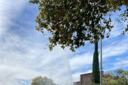 Imatge de la fuita d'aigua al carrer Sant Bernat Calbó de Reus.