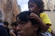 Muga Yoshikawa mirant el Seguici amb el seu fill a les espatlles.