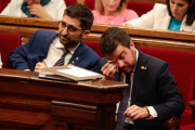 El president de la Generalitat, Pere Aragonès al costat del vicepresident, Jordi Puigneró, al debat de política general.