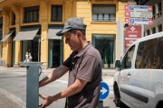 Imatge d'arxiu d'un operari instal·lant les pilones de control d'accés a Reus.