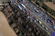 Pla zenital de l'accident múltiple a l'AP-7 a Barberà del Vallès amb camions de bombers i ambulàncies atenent els vehicles accidentats.