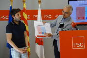 Andreu Martín, portaveu del PSC, mostrant les dades.