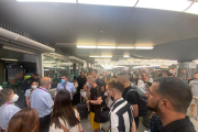 Pasajeros esperando un tren de la línea de alta velocidad a la estación de Atocha.