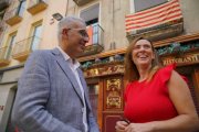 Imatge d'Andreu Martín, exalcaldable per a les municipals de Reus, juntament amb la nova candidata, Sandra Guaita.