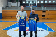 El técnico del CB Tarragona, Berni Álvarez, con el entrenador del CB Salou, Jesús Muñiz.