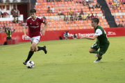 Álex Quintanilla, amb el braçalet de capità en el partit contra la SD Huesca al Nou Estadi.