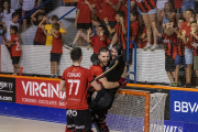 Els jugadors del Reus Deportiu celebrant la victòria per 3-2 contra el Barça Hoquei del diumenge.